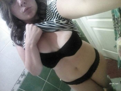 Curvy beauty films herself on phone: Hot and Explicit Selfie Session