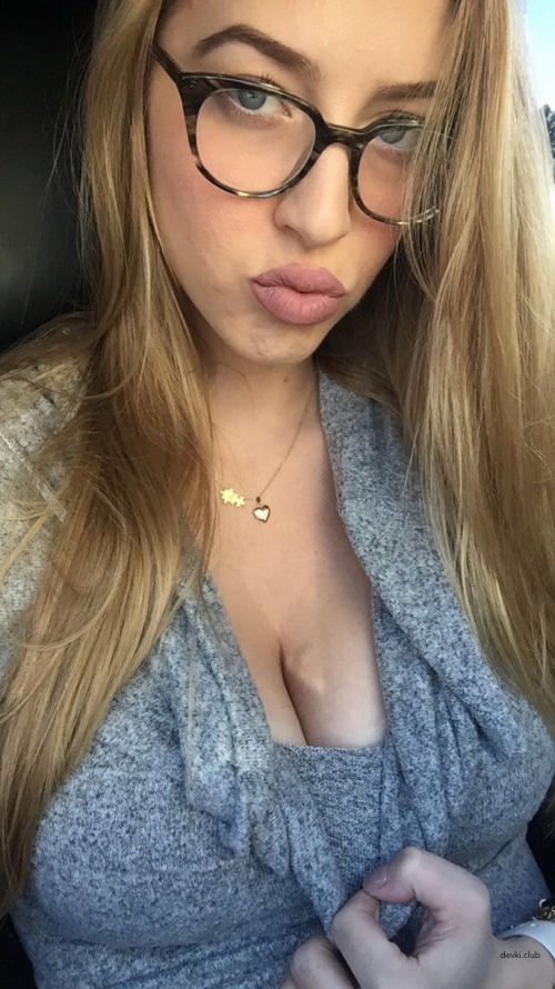 Private Photos of Busty Babe with Amazing Curves
