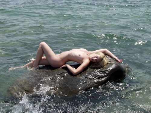 Explicit Nude Beach Girl Photo - Hot Vacation Snapshots