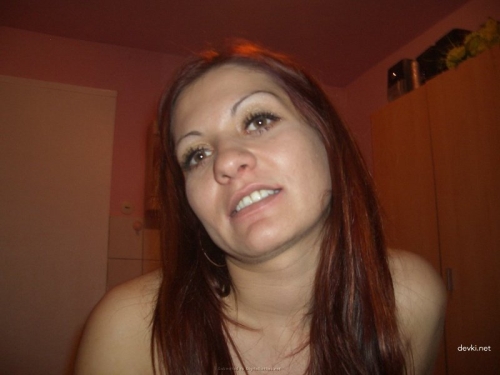 Arab girl shows pussy in explicit photo
