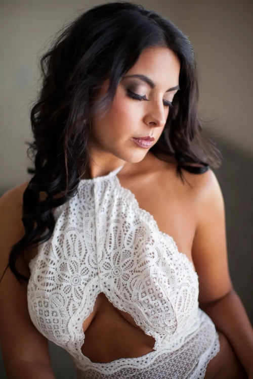 Juicy Sexual Curves and Spread Legs in Photos: Explicitly Seductive Shots