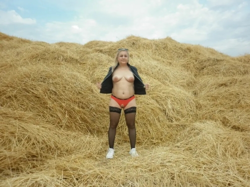 Mature Horny Blonde Naked on a Stroll: Explicit Outdoor Nudity