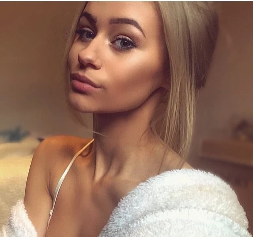 Sexy Bombshell Lauren Worboys: Hot Girl of the Day Exposed