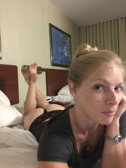 Skinny Blonde Takes Explicit Selfies: Hot Selfie Photoshoot