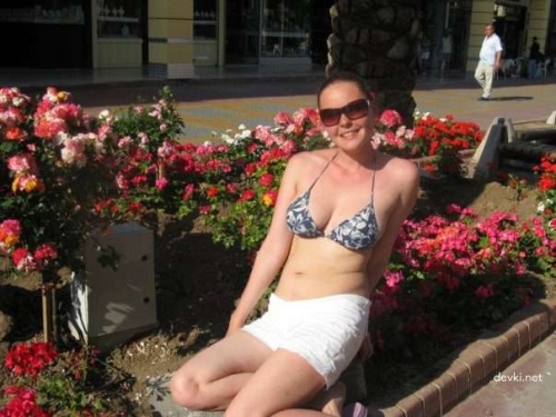 Hot Vacation Snap: Sultry Beach Babe in Bikini