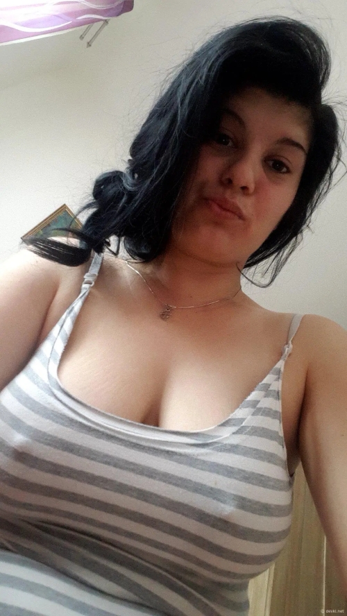 Twitter Slut Erotica: Explicit Photos of a Seductive Girl