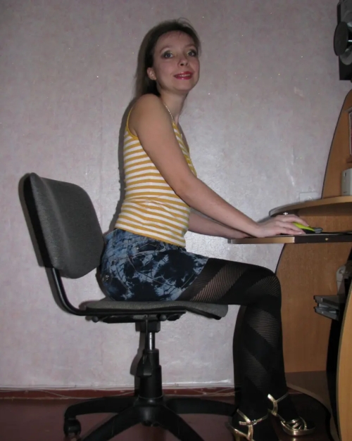 Sexy babe fully naked in office - explicit and hot content