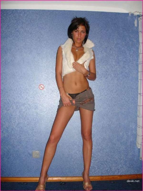 Brunette Babe Poses and Shows Off in Raunchy Display
