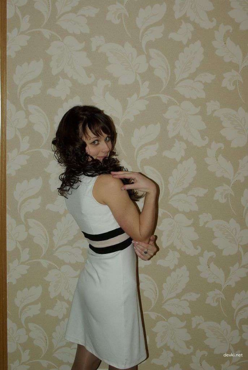 Amateur Beauty's Explicit Photoshoot: Seductive Poses and Sensual Shots