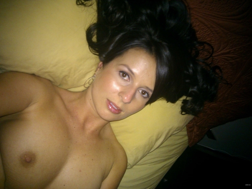 Hot Brunette Takes Selfies of Her Naked Body - Explicit Amateur Porn