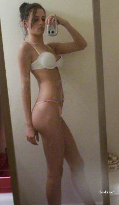 Explicit Nude Student Erotica: Hot and Sexy College Girl Exposed