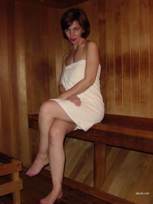 Mature Woman Poses Nude in Sauna for Explicit Photoshoot