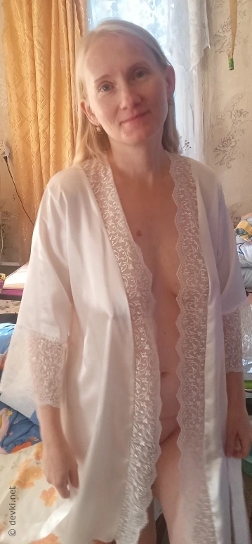 Hot MILF Exposes Herself Naked: Explicit Photoshoot