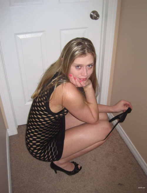 Private nude erotica of pantyless girl - explicit voyeuristic photos
