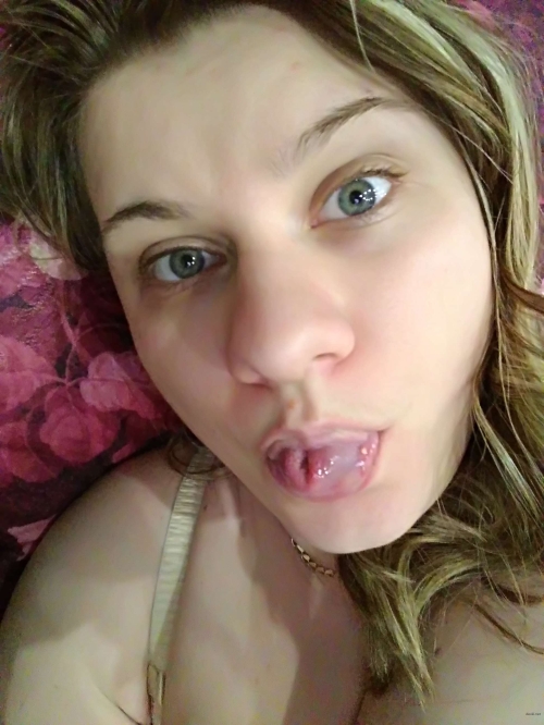 Sexy Babe Strips Naked: Explicit Nude Photoshoot