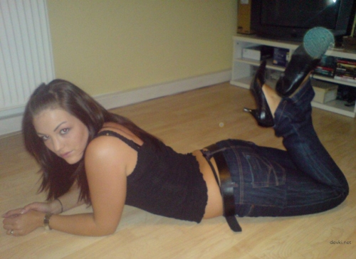 Beautiful Girl Gives Blowjob: Explicit Oral Sex Scene with Stunning Woman