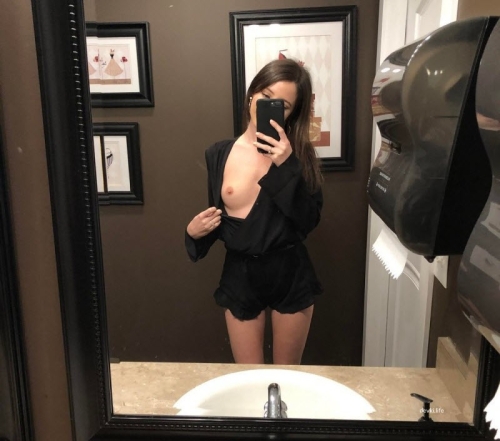 Hot Amateur Girls: Explicit Home Photos of Sexy Babes
