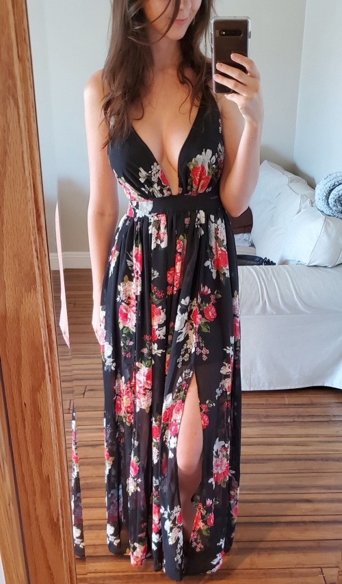 Sexy Girl Flashes Pussy: Explicit and Alluring Photo