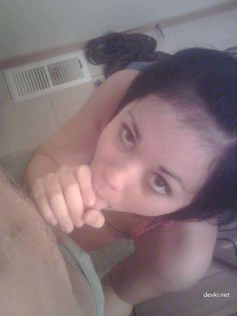 Teen Babe Poses and Gives Blowjob - Explicit Amateur Porn