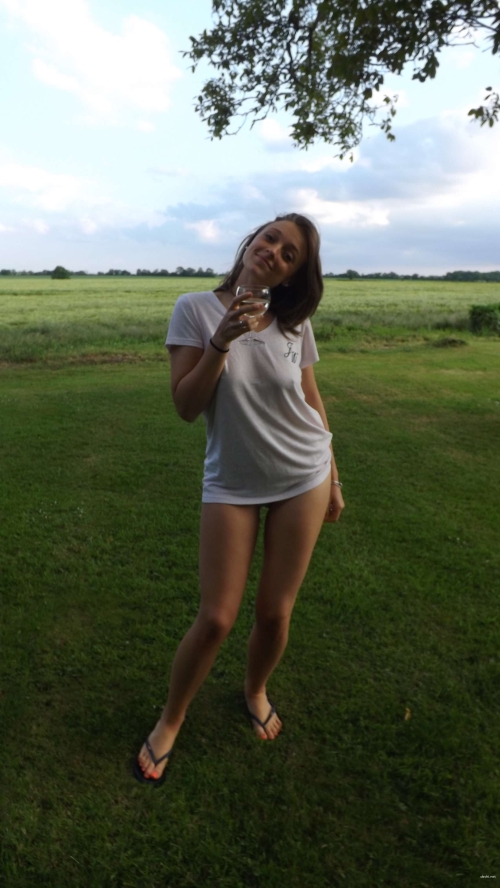 Amateur Nude Erotica of Naked Girl on Vacation