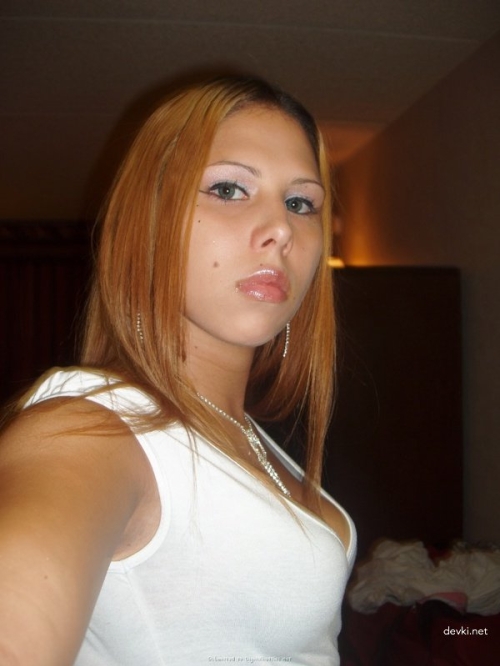 College student masturbates her pussy