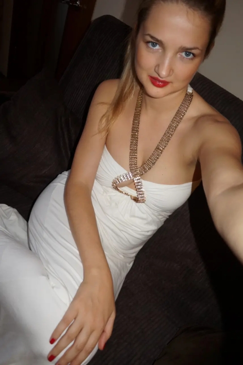 Former Classmate Exposes Herself Naked: Explicit Photos Leaked