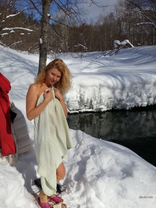 Busty Babe Fearless in Freezing Cold - Hot Winter Photoshoot