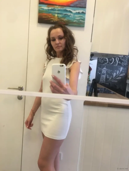 Seductive babe reveals incredibly explicit nude photos