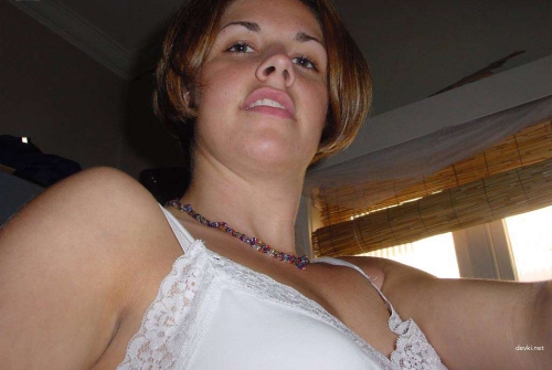 Curvy Babe Poses Naked: Explicit Photoshoot with Voluptuous Chick