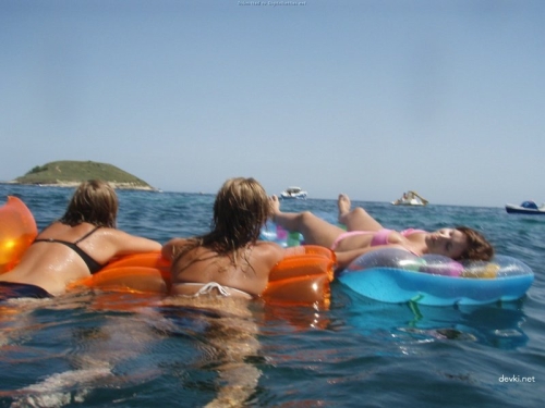 Hot Guys Seduce Girls on Vacation: Explicit Outdoor Fun
