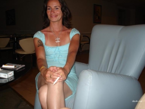 Drunk woman flashes her vagina - Explicit and Uncensored!