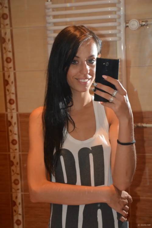 Seductive babe flaunts tiny tits: explicit and hot!