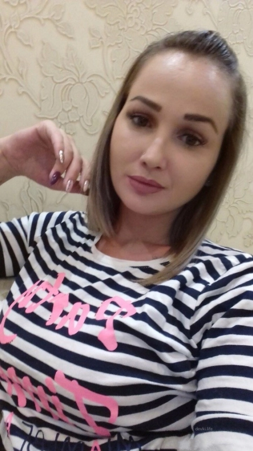 Beautiful Russian girl poses naked for explicit photoshoot