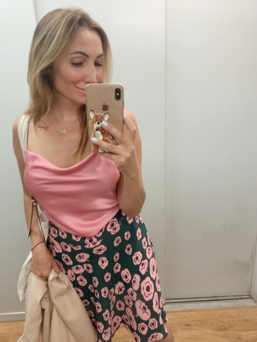 Hot MILF seductively flaunts her sexy ass