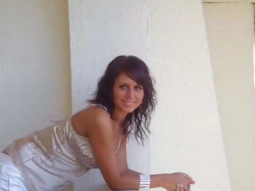 Stunning Beauty Gives Blowjob to Lucky Guy