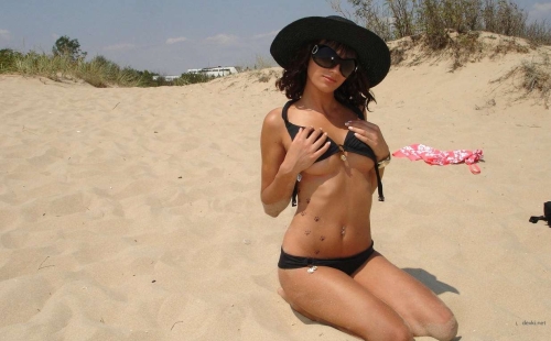 Amateur Beauty Girl Porn: Stunning Babe in Explicit Action