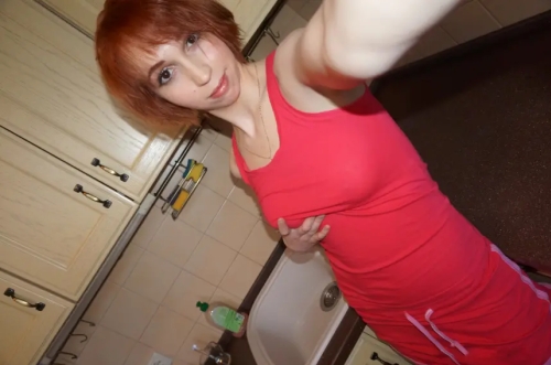Naked Redhead Knows How to Flaunt Her Assets in Explicit Photo