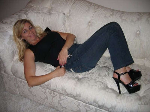 Mature Woman Expertly Delivers Pleasure: Hot MILF Porn Photo