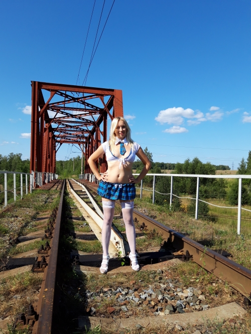 Blonde Babe Struts Pantyless: Explicit Outdoor Stroll!