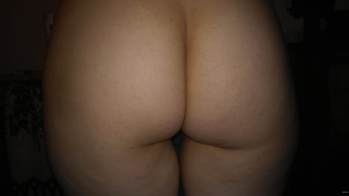 Hot Selfie: Sexy Russian Girl Captures Her Body in Intimate Photos