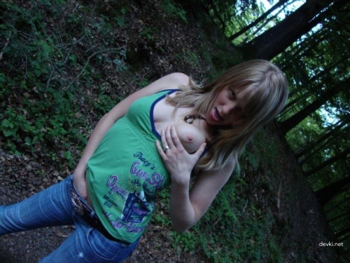 Outdoor Blowjob: Sexy Girl Sucking Dick in Nature