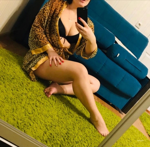 Hot MILF Takes Explicit Selfie: Busty Mom Shows Off in Naughty Photo