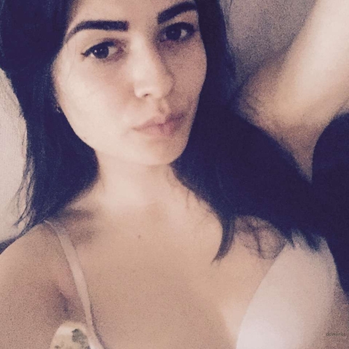 Hot Girl Takes Nude Selfies: Explicit and Uncensored Photos