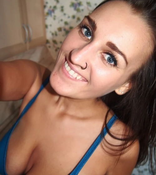 Absolutely Natural Brunette Babe: Explicit Nude Photoshoot