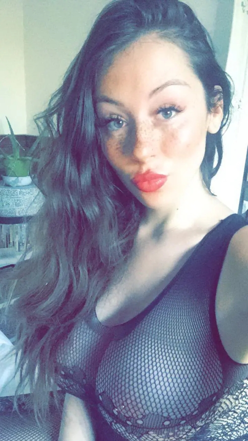 Big Tits Babe: Explicit Busty Girl Photo