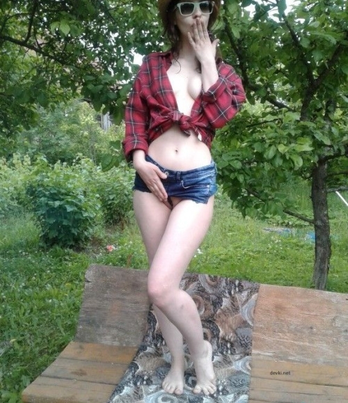 Naked Cowgirl Anal Sex in the Garden: Explicit Outdoor Porn Action