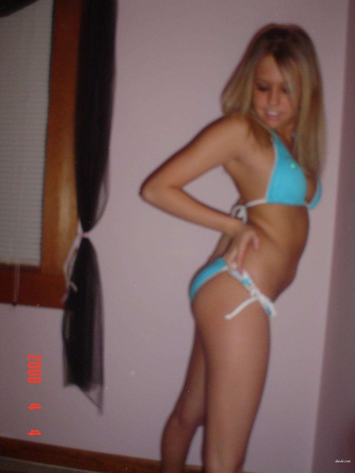 Sexy Girl in Blue Bikini: Sultry Beach Babe Poses Seductively