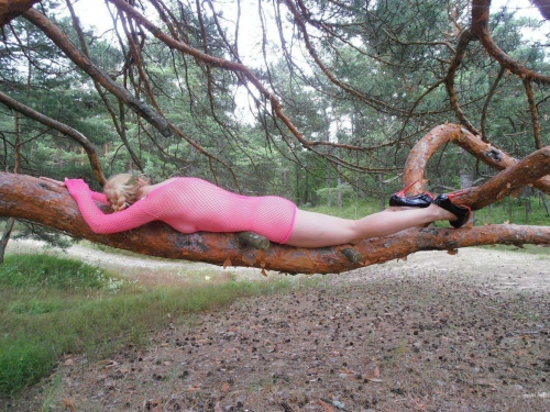 Mature Naked Woman Outdoors: Explicit Nude Nature Photoshoot