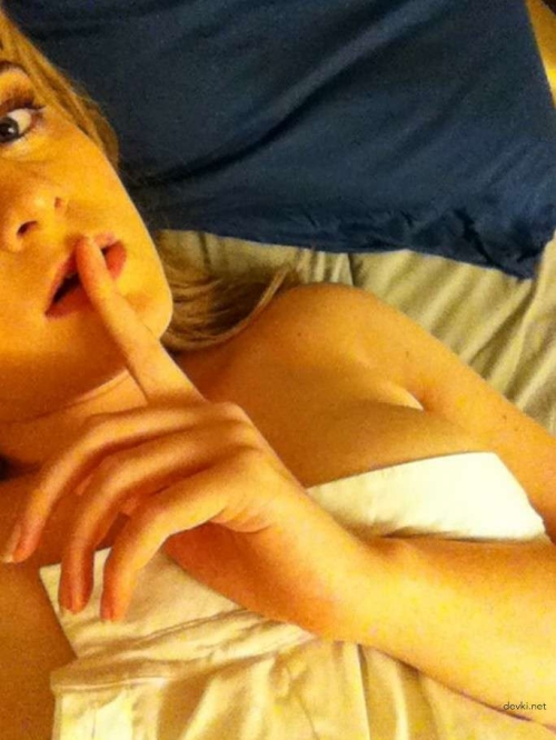 Private Selfie of a Cutie: Bold and Explicit Photo of a Sexy Babe