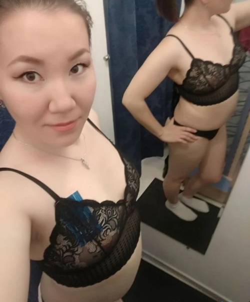 Kazakh girl shows pussy in fitting room: Explicit voyeurism shot